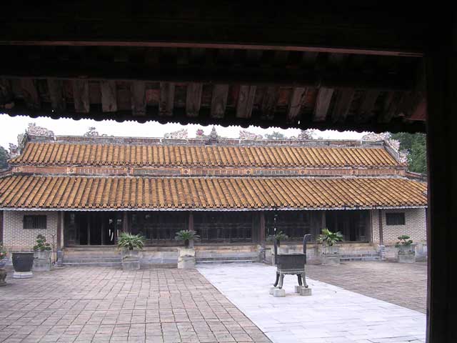 From Khiem Cung Gate across the courtyard, paved with <em>bat trang</em> tiles, to Hoa Khiem Temple