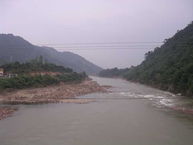 One way along the Dakrong from the bridge