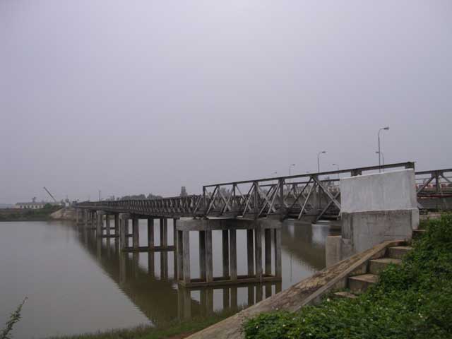 The bridge from the side. Before 1975, the northern half was painted red and the southern half yellow.