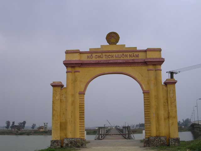 The arch at the southern entrance to the bridge