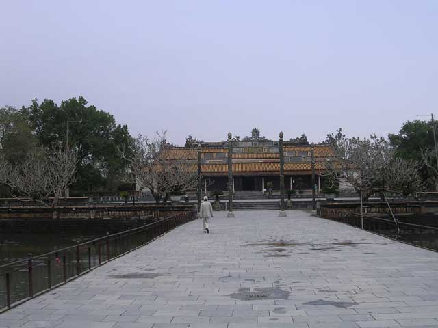 On the bridge, towards Thai Hoa Palace