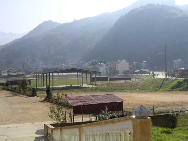 Looking the other way, out of town and into the mountains