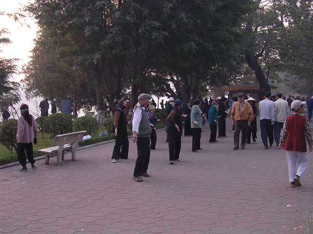 Vietnam: Hanoi - Hoan Kiem Lake: something even more like Tai Chi (but still different)