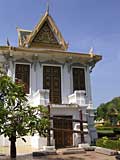 Building with elephant mounting platform - now a museum of cooking utensils! (matches the Royal Treasury)