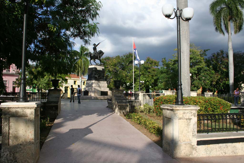 Looking into the square, towards the equestrian statue.