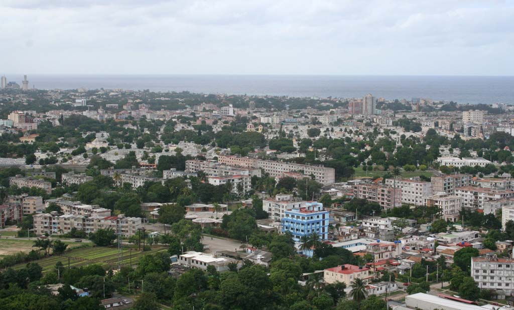 Round to the left, you can just about make out the large area of trees which is the enormous <em>Cementerio Cristóbal Colón</em> (beyond the pink flats in the middle).