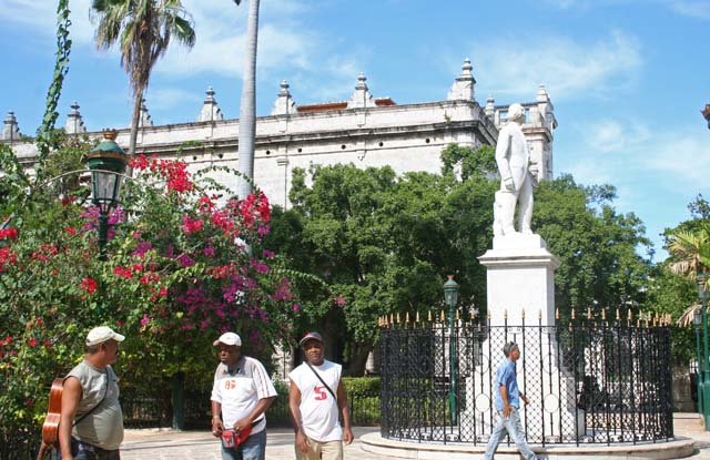 The same statue in context.